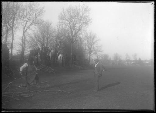 Travaux d'entretien autour du Clos : élagage à l'Anglée, entre septembre 1897 et l'été 1898 (vue 1), arrosage du parc, en juin-juillet 1901 (Durand à gauche, vue 2), débitage d'arbre, en juillet 1901 (Chenu à gauche, vue 3), ramassage des feuilles, en novembre 1901 (Durand à droite sur la vue 4, vues 4-5), Gautier (à gauche) déracinant un arbre, le 21 décembre 1901 (vue 6).